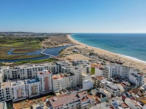 vista aerea su una spiaggia con appartamenti di Perfect house close to beach ad Armação de Pêra