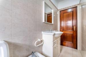 bagno con lavandino, servizi igienici e specchio di Perfect house close to beach ad Armação de Pêra