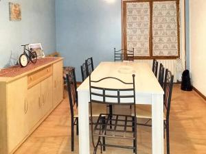 Kuchyň nebo kuchyňský kout v ubytování Maison charmante au cœur de Pousseaux avec grand jardin