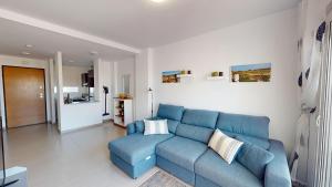 sala de estar con sofá azul y cocina en Casa Principe L - Murcia Holiday Rentals Property en Roldán