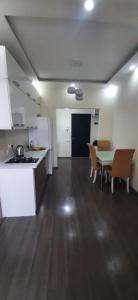 - une cuisine et une salle à manger avec une table et des chaises dans l'établissement Apartment House for Rent, à Koutaïssi
