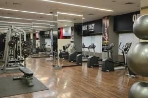 Fitness centrum a/nebo fitness zařízení v ubytování ArumDaru at Tanglin Apartment
