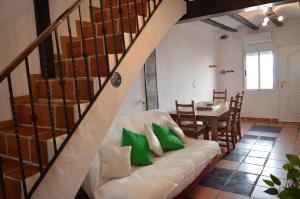 Riola的住宿－Casa del riu.，客厅配有带绿色枕头的白色沙发