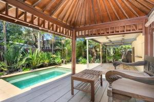 un patio al aire libre con piscina y pérgola de madera en Seaside Family Oasis - Anna Bay NSW, en Anna Bay