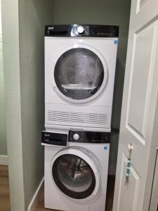a washing machine and a dryer in a room at Casa Del Sol in Lauderhill