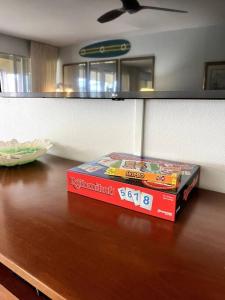 Duas pizzas em cima de uma mesa de madeira em IslandVista 1BR: Ocean & Golf Bliss em Kahana