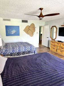 Uma cama ou camas num quarto em IslandVista 1BR: Ocean & Golf Bliss