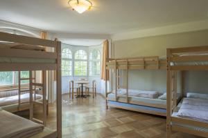 Zimmer mit 4 Etagenbetten und einem Tisch in der Unterkunft Schaffhausen Youth Hostel in Schaffhausen