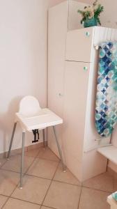 einen kleinen weißen Tisch und einen Stuhl in einem Zimmer in der Unterkunft Fortuna Apartmanok Eger in Eger