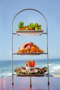 un estante con dos platos de comida. en Seascape - 500m to Merewether Ocean baths, en Merewether