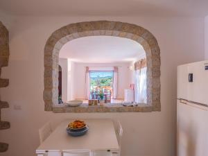 Kuchyňa alebo kuchynka v ubytovaní Sardinia Family Villas - Villa Brunilde with private pool