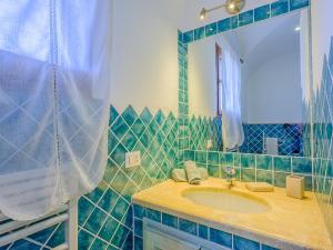 Kúpeľňa v ubytovaní Sardinia Family Villas - Villa Brunilde with private pool