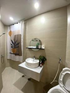 a bathroom with a sink and a toilet at Căn hộ 3 phòng ngủ từ 4-6 người, bể bơi, phòng gym, view thành phố in Thôn Văn Dương