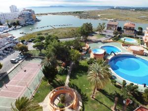 una vista aérea de un complejo con piscina en RNET - 600 Studio Isla de Roses 27A en Rosas