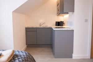 une petite cuisine avec évier et comptoir dans l'établissement One bedroom Studio: Old Trafford, à Manchester