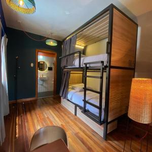 Zimmer mit Etagenbett und 2 Etagenbetten. in der Unterkunft Bendito Hostels in Bogotá