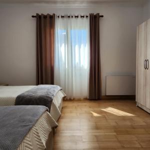 Postel nebo postele na pokoji v ubytování Uphill house.