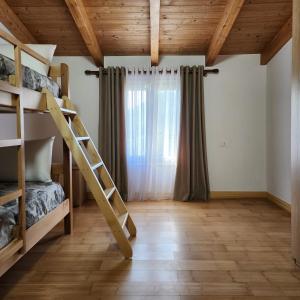 Palanda nebo palandy na pokoji v ubytování Uphill house.