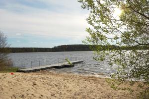 En strand vid eller i närheten av resorten