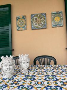 a table with two vases sitting on top at Appartamento "La casa du Capu" in Capo dʼOrlando