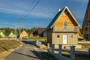 una casa pequeña con techo verde en una calle en Dubljevic, en Žabljak