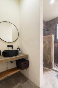 y baño con lavabo y espejo. en Increible Casa Con Vista Panoramica A La Presa, en San Miguel de Allende