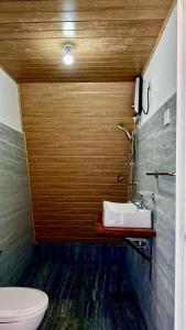 y baño con lavabo y aseo. en Viewscape en Nuwara Eliya