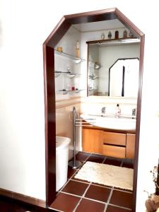 un bagno con lavandino e specchio di Spacious House in Encarnação with Garden & Terrace a Encarnação