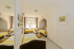 Habitación con 2 camas y sala de estar. en Dream&Stone apartment in Zelenika, Herceg Novi, en Herceg-Novi