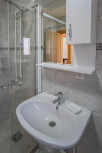 Un baño con lavabo blanco y ducha. en Dubljevic, en Žabljak 27 fotos más