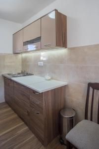una cocina con fregadero y encimera en Dubljevic, en Žabljak