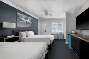 een hotelkamer met twee bedden en een flatscreen-tv bij Beach Haven in San Diego +34 foto's