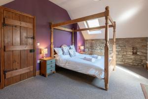 um quarto com uma cama de madeira em The Arches em Westerdale