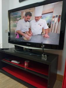 Μια τηλεόραση ή/και κέντρο ψυχαγωγίας στο Madrid Homely Apartment