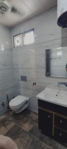 uma casa de banho com um WC e um lavatório em Hotel Vinny em Jalandhar