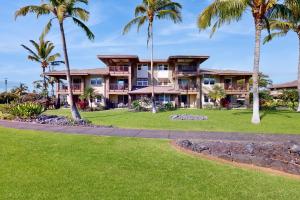 una vista exterior de un complejo con palmeras en Halii Kai 18E en Waikoloa