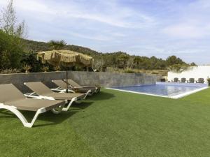 un patio con sillas y una piscina en Holiday Home Dorada by Interhome, en Vespellà
