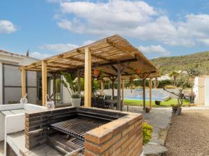 une terrasse avec une pergola en bois et un grill dans l'établissement Holiday Home Dorada by Interhome, à Vespellá