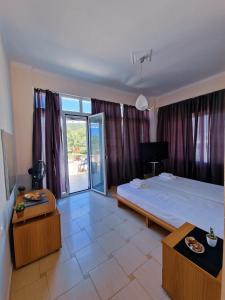 Letto o letti in una camera di Kalogria Beach Apartments