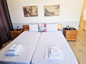 Postel nebo postele na pokoji v ubytování Kalogria Beach Apartments