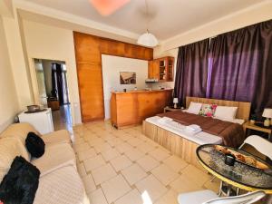 una camera con letto, tavolo e sedie di Kalogria Beach Apartments a Kalogria
