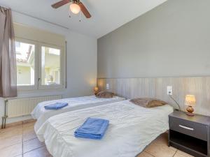 um quarto com 2 camas e toalhas em Apartment Muga-8 by Interhome em Empuriabrava