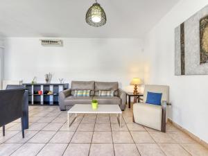 uma sala de estar com um sofá, uma mesa e cadeiras em Apartment Muga-8 by Interhome em Empuriabrava
