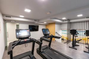 The fitness centre and/or fitness facilities at Apartament 6M Klifowa Rewal w cenie basen, jacuzzi, siłownia, sala zabaw