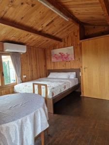 デニアにあるLa casita de invitadosの木製の部屋にベッド1台が備わるベッドルーム1室があります。