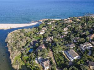 una vista aérea de un complejo turístico cerca de la playa en Holiday Home Casa Paulka by Interhome, en Sainte-Lucie de Porto-Vecchio