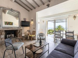 un soggiorno con divano e camino di Holiday Home Casa Samba by Interhome a Sainte-Lucie de Porto-Vecchio