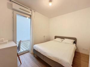 Un dormitorio con una cama y una ventana grande en Le Martray - Spacieux - 4 chambres, en Rennes