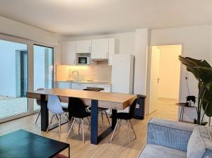 雷恩的住宿－Le Martray - Spacieux - Parking，客厅设有带桌椅的厨房