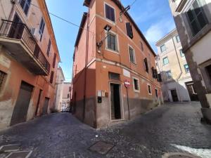 eine Gasse in einer Stadt mit einem Gebäude in der Unterkunft Casa Di Francesco in Velletri